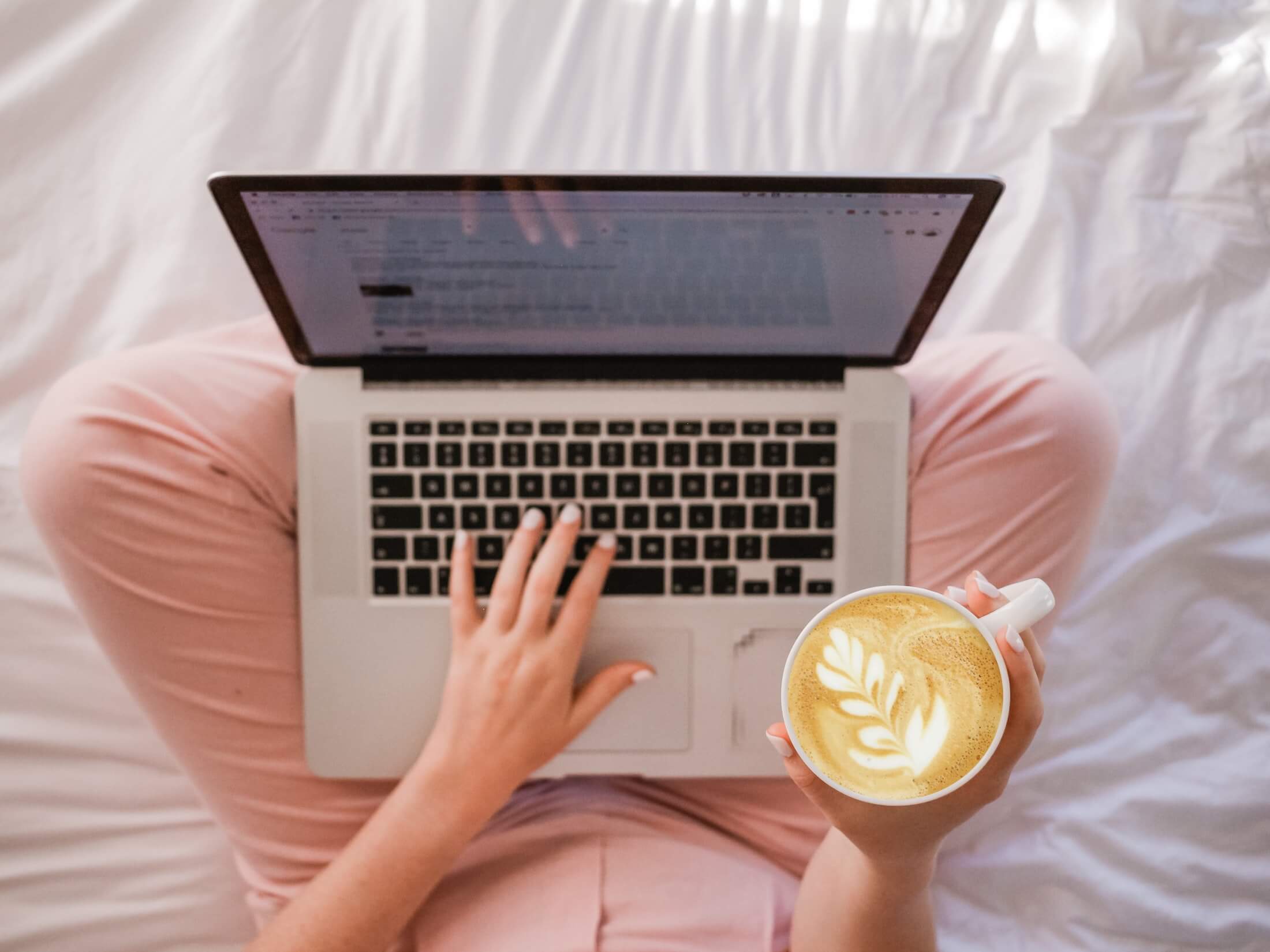 Wordpress Bloggerin mit Kaffee